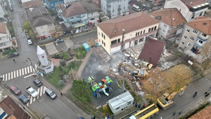 Körfez’de riskli bina yıkıldı